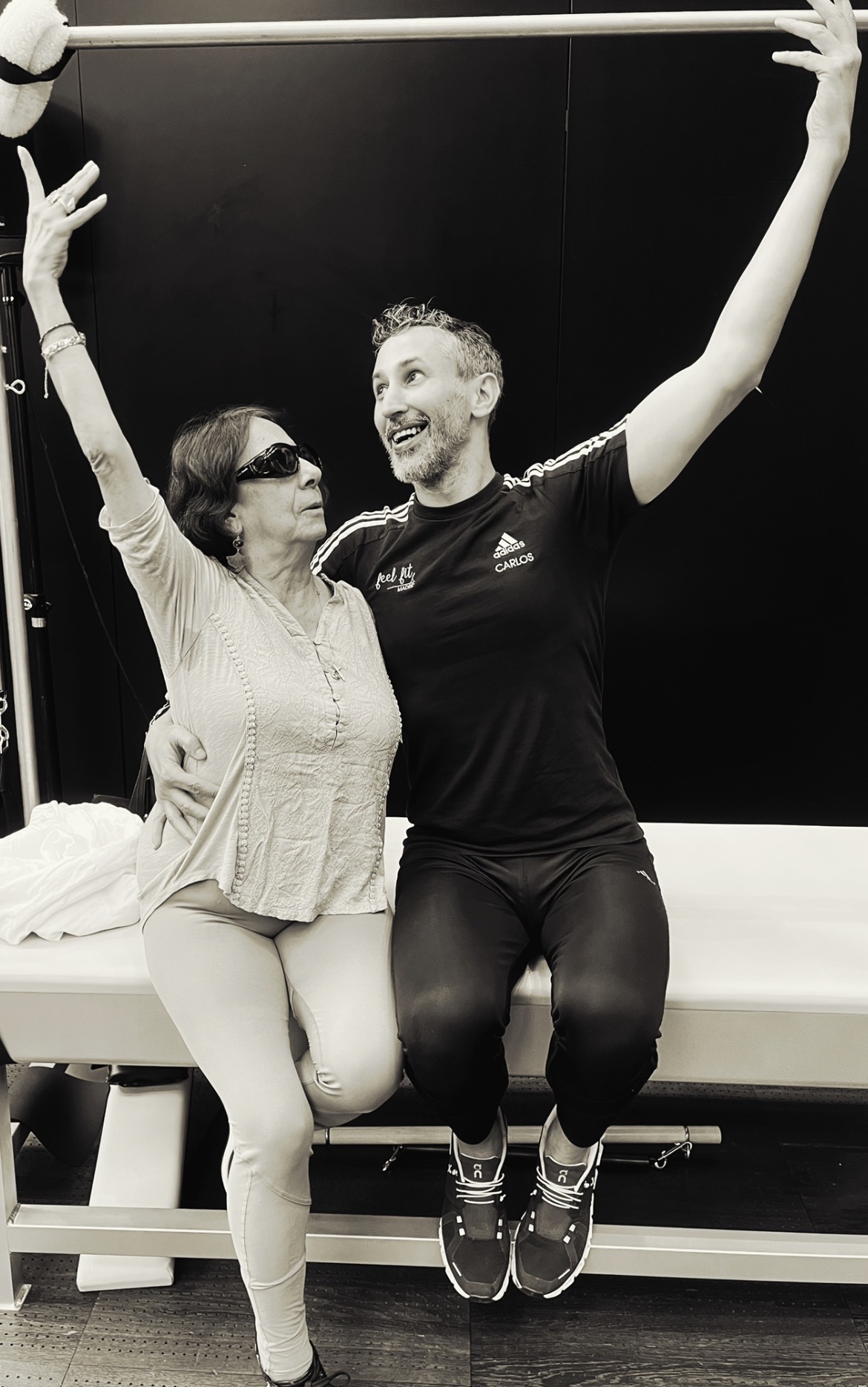 Carlos Castillo junto a Sari Mejía Santo, hija de Romana Kryzanowska, continuando el legado del auténtico Pilates en España a través de Romana’s Pilates International y Feel Fit Madrid.