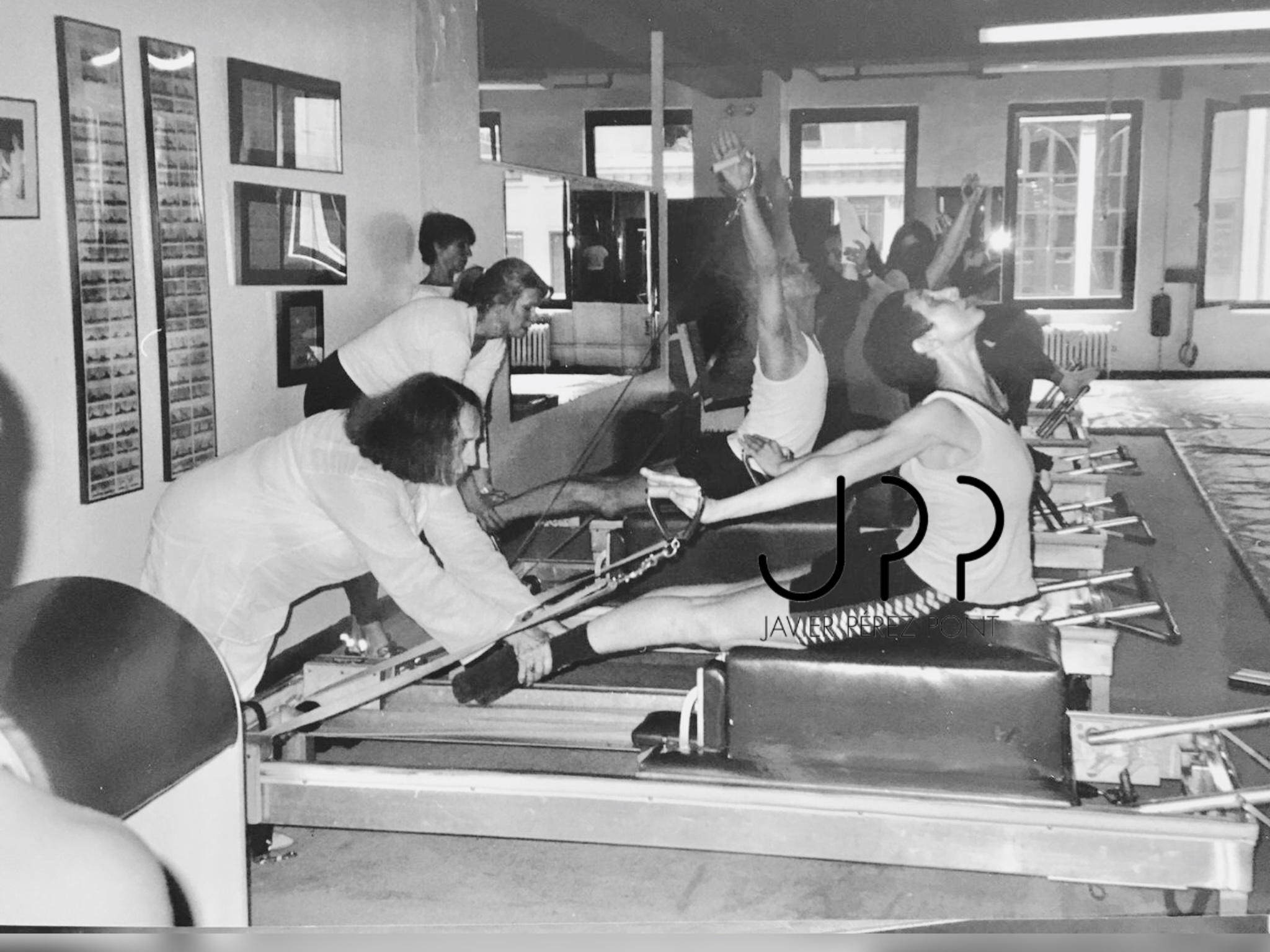 Romana Kryzanowska enseñando Pilates en el Reformer, transmitiendo el legado de Joseph Pilates que hoy continúa en España con profesores certificados por Romana’s Pilates International.