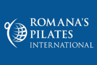 Logo azul de Romana’s Pilates International, la escuela fundada para preservar y difundir el auténtico método de Joseph Pilates a través de la enseñanza de Romana Kryzanowska.