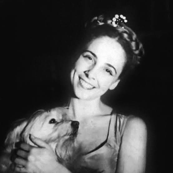 Romana Kryzanowska joven, sonriente y con su perro, la alumna predilecta de Joseph Pilates y heredera de su legado
