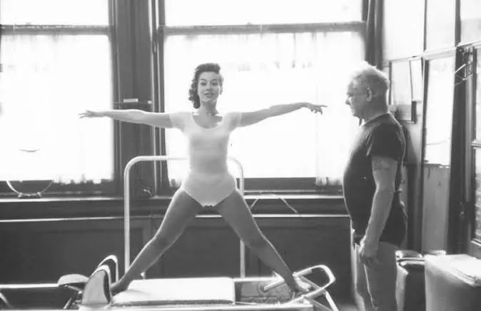 Romana Kryzanowka y Joseph Pilates en el estudio de nueva york. Feel Fit Madrid Pilates original en madrid Romana Kryzanowska junto a Joseph Pilates en el Reformer del estudio de Nueva York. Feel Fit Madrid, referente del auténtico Pilates en Madrid.