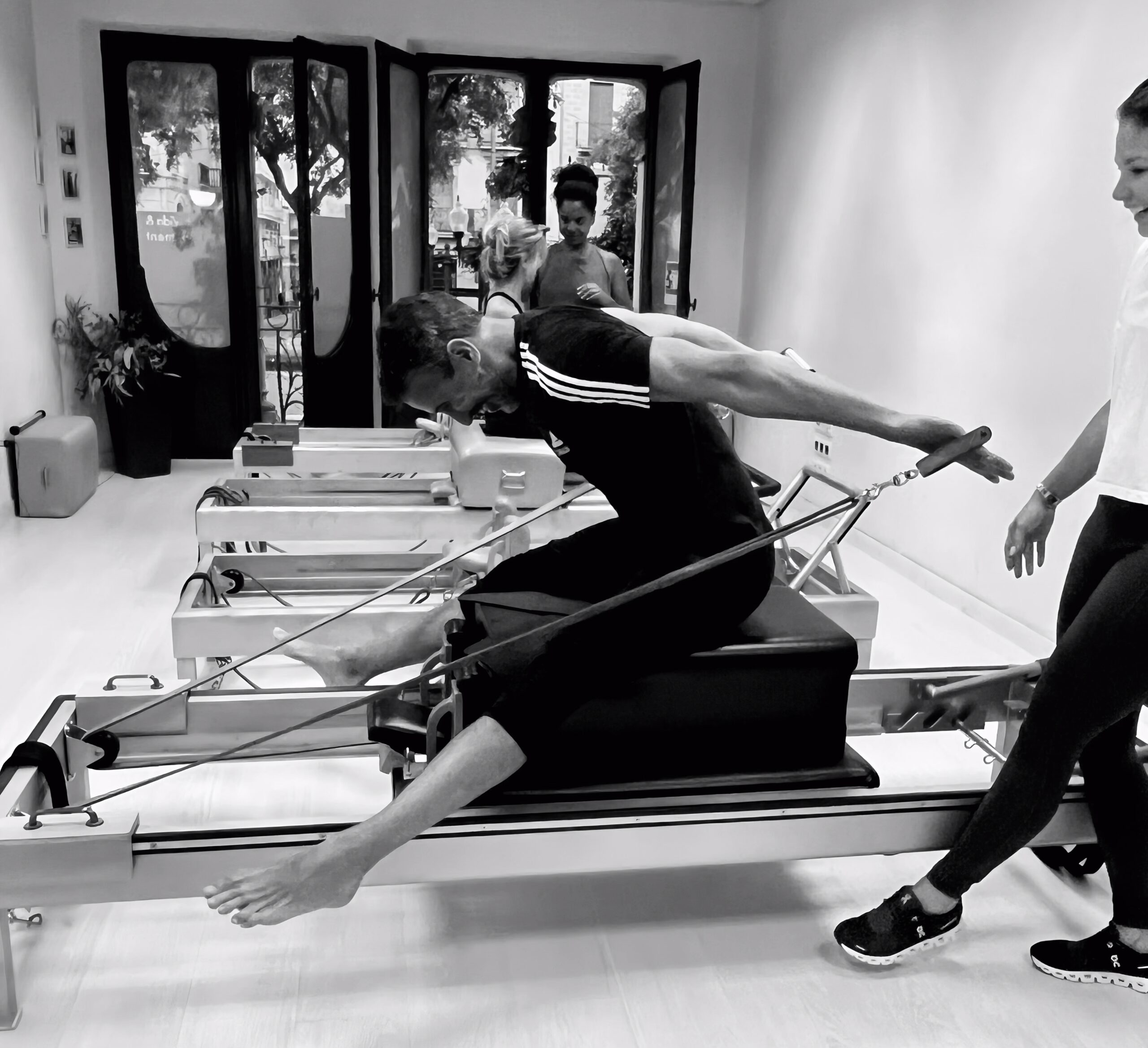 Carlos Castillo realizando el Horse back reverse durante una clase de contrología. Carlos Castillo realiza el ejercicio Reverse Horseback en Feel Fit Pilates Madrid, siguiendo la técnica original de la Contrología.