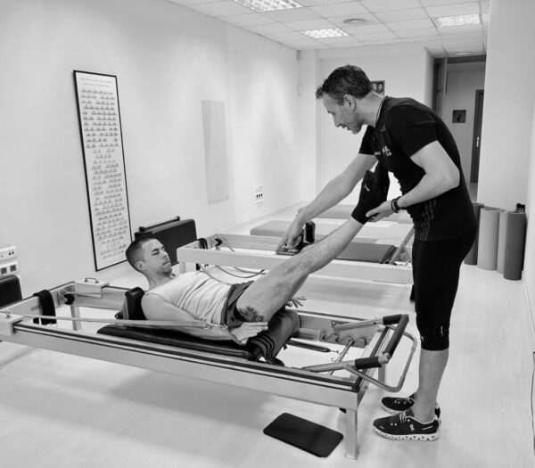 Ejercicio de Coordinación en el Reformer con corrección detallada para mejorar control y organización del cuerpo.