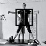 Explicación visual de la línea central y la caja, principios esenciales de la Contrología, en una sesión de Pilates original en Feel Fit Pilates Madrid.
