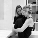 Alumna aplicando el principio “mentón hacia el pecho” según el método original de Joseph Pilates en Feel Fit Pilates Madrid.