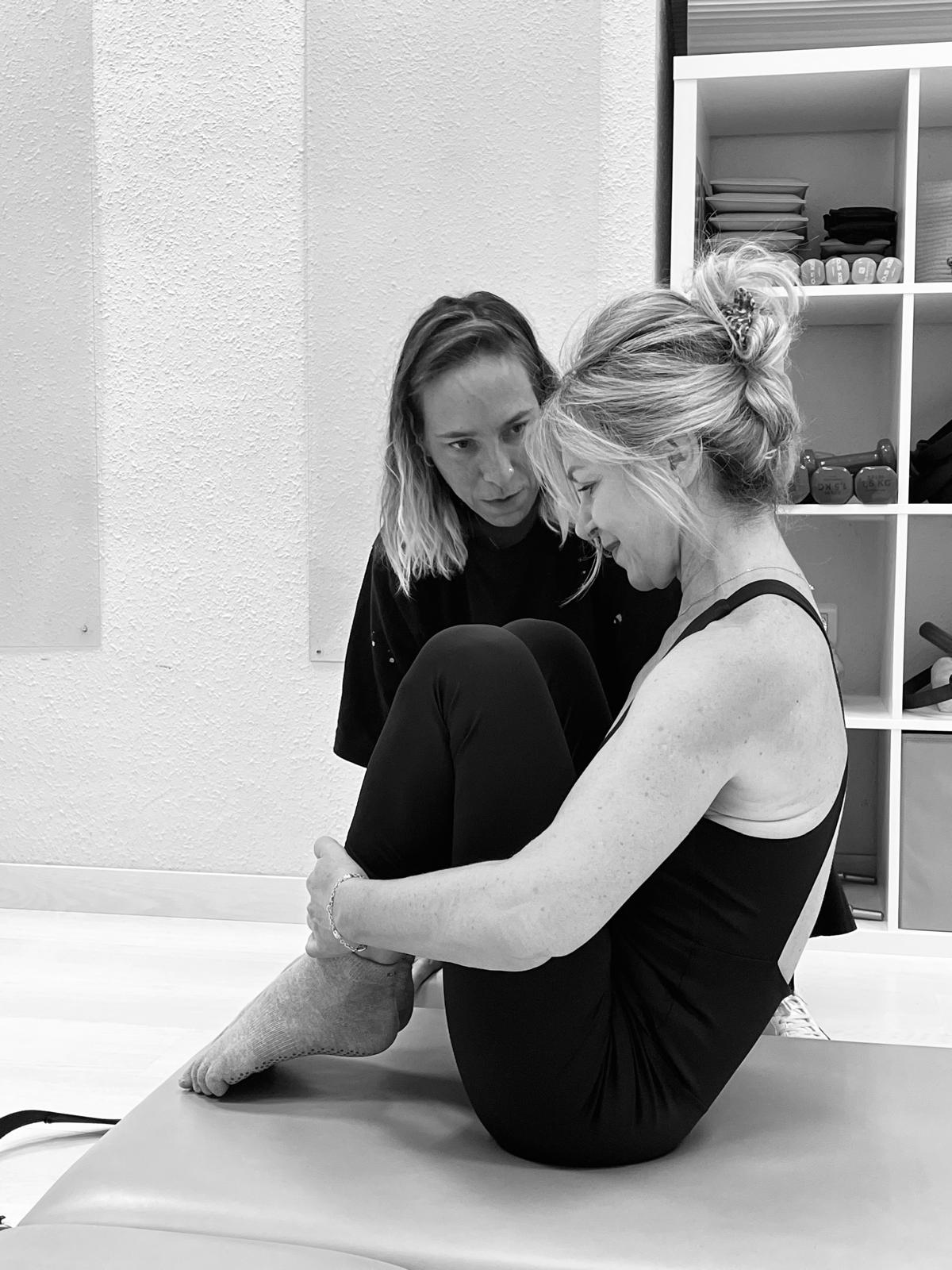 Alumna aplicando el principio “mentón hacia el pecho” según el método original de Joseph Pilates en Feel Fit Pilates Madrid.