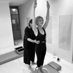 Demostración de la posición Pilates original con alineación en V, según los principios de Joseph Pilates, en Feel Fit Pilates Madrid.