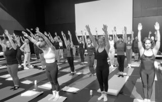 Alumnos realizando la Posición Pilates, la base del método original de Joseph Pilates, durante una clase. Feel Fit Pilates Madrid auténtico pilates.