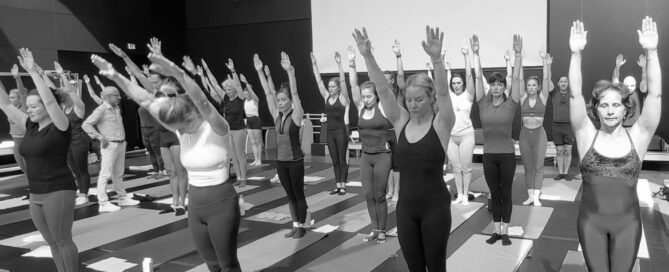 Alumnos realizando la Posición Pilates, la base del método original de Joseph Pilates, durante una clase. Feel Fit Pilates Madrid auténtico pilates.