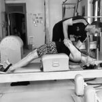 Movimiento de rodar vértebra a vértebra, un principio esencial del método original de Joseph Pilates, realizado en Feel Fit Pilates Madrid.