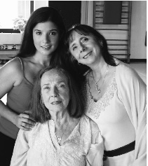 Romana Kryzanowska junto a su hija Sari Mejía Santo y su nieta Daria Pace, directoras de Romana’s Pilates International y guardianas del método original de Joseph Pilates.