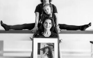 Sari Mejía Santo, Daria Pace y su hija sosteniendo un retrato de Romana Kryzanowska, símbolo del legado de Romana’s Pilates International y del auténtico método Pilates.