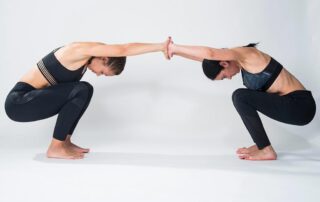 Ejercicio de Gimnasia Abdominal Hipopresiva en Feel Fit Pilates Madrid, trabajo postural y respiratorio