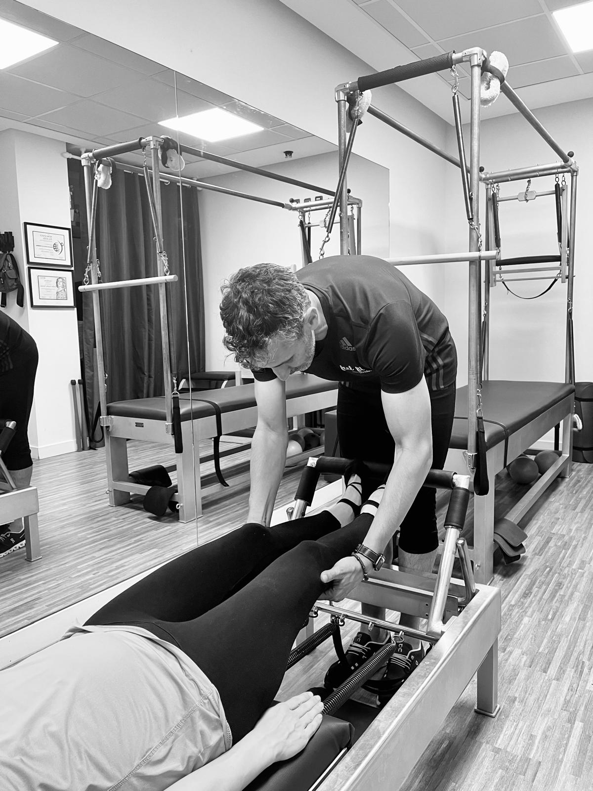 Pilates para la preparación al parto: movilidad de pelvis y columna en Reformer.